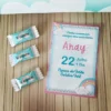 Suporte de papel para dois chocolates com estampa listrada colorida e um aplique tridimensional de um arco-íris boho com estrelas na frente em arquivo digital de corte.