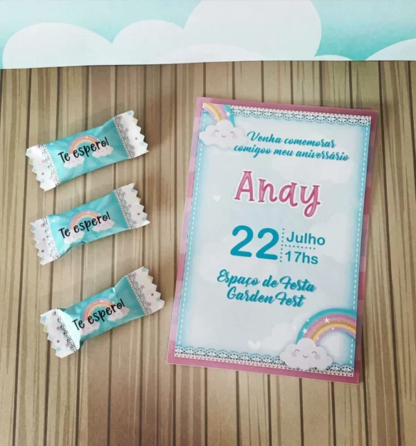 Suporte de papel para dois chocolates com estampa listrada colorida e um aplique tridimensional de um arco-íris boho com estrelas na frente em arquivo digital de corte.