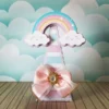Embalagem de papel em formato cônico de pirâmide decorada com faixas coloridas e um aplique tridimensional de nuvem com glitter na ponta superior com contornos limpos em arquivo digital de corte.