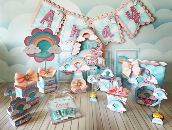 Topper de bolo infantil apresentando um grande arco-íris em tons pastéis com nuvens fofas e sorridentes nas bases e estrelas douradas pendentes dispostas em camadas tridimensionais em arquivo digital de corte.