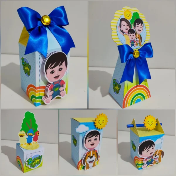 Topper de bolo com o menino Bento sorrindo de braços abertos ao lado do cãozinho Totó, cercados por notas musicais coloridas, gramofone vintage, balões festivos e nuvens brancas em camadas tridimensionais em arquivo digital de corte.