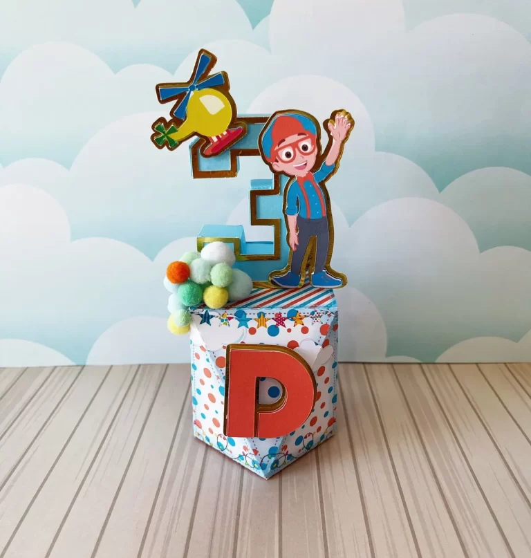 Topper de bolo infantil com o Blippi acenando de trás de um grande trator amarelo, rodeado por estrelas brilhantes e balões coloridos dispostos em camadas tridimensionais em arquivo digital de corte.