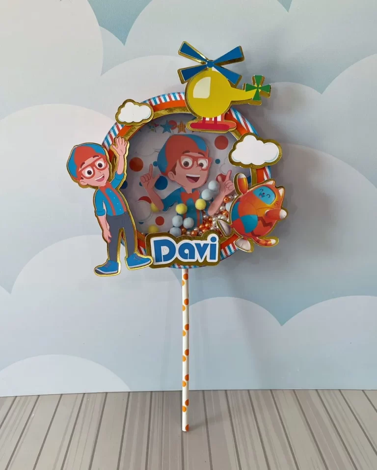 Embalagem cônica em formato de pirâmide decorada com engrenagens e estrelas nas cores azul e laranja, destacando no topo o chapéu característico do Blippi em camadas tridimensionais em arquivo digital de corte.