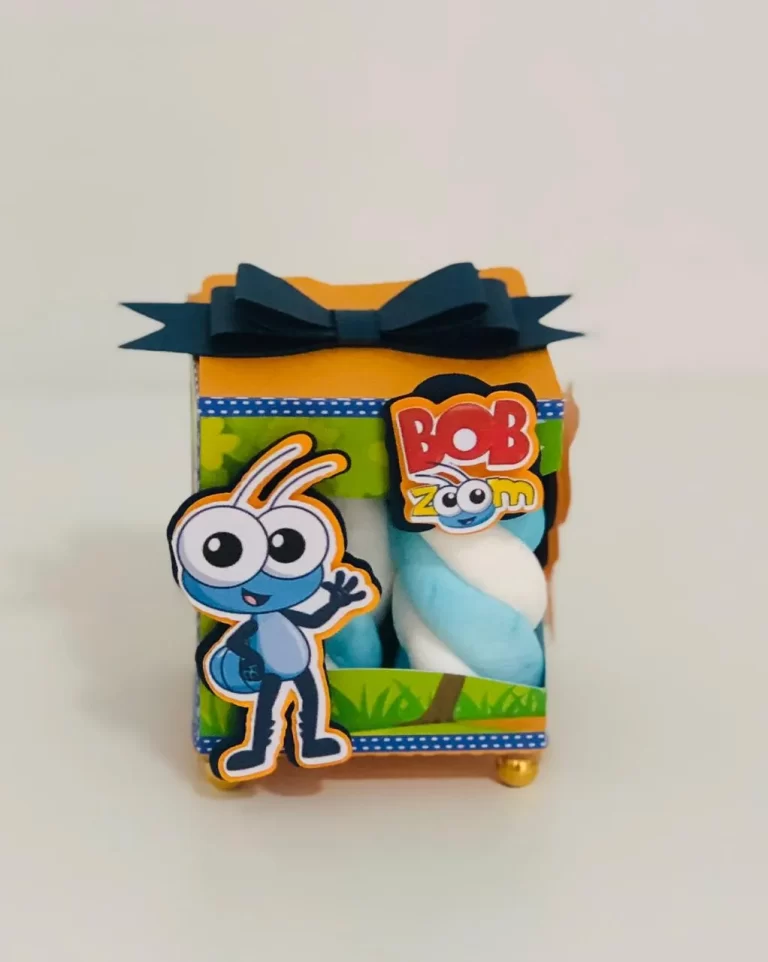 Quarto gabarito de caixinha personalizada com os personagens musicais infantis, mostrando a base de sustentação estruturada e marcas de corte limpas para produção.