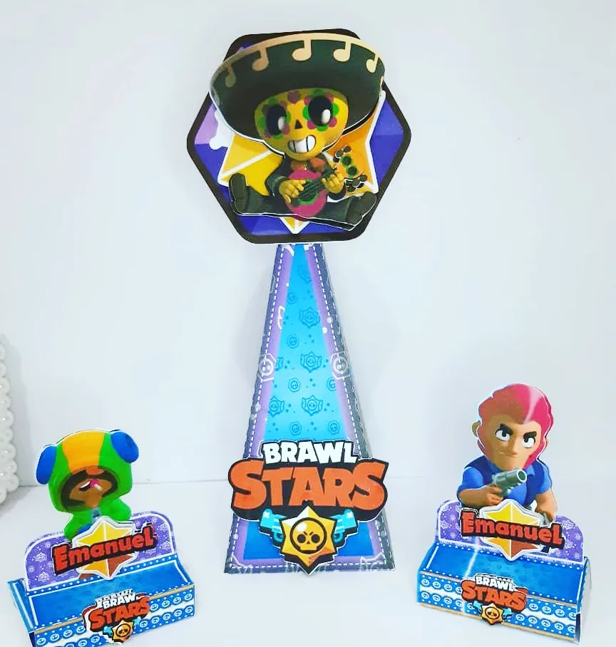 Topper de bolo com troféus, caveiras e brawlers em camadas tridimensionais para decoração de festas de aniversário.
