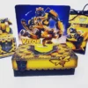 Molde de caixa sextavada preta com detalhes amarelos imitando um pneu de carro esporte, com o logo dos Autobots e faixas amarelas aplicadas em relevo no topo. Molde de caixa sextavada preta com detalhes amarelos imitando um pneu de carro esporte, com o logo dos Autobots e faixas amarelas aplicadas em relevo no topo.
