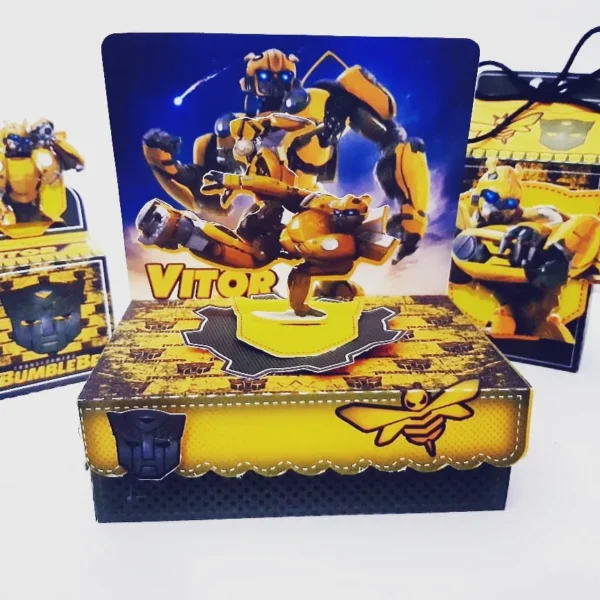 Molde de caixa sextavada preta com detalhes amarelos imitando um pneu de carro esporte, com o logo dos Autobots e faixas amarelas aplicadas em relevo no topo. Molde de caixa sextavada preta com detalhes amarelos imitando um pneu de carro esporte, com o logo dos Autobots e faixas amarelas aplicadas em relevo no topo.
