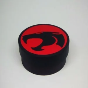 Alternativo: Embalagem de papel personalizada com o icônico logotipo vermelho e preto com a silhueta do olho de Thundera, apresentando linhas de vinco pontilhadas e abas laterais para colagem em arquivo digital de corte.