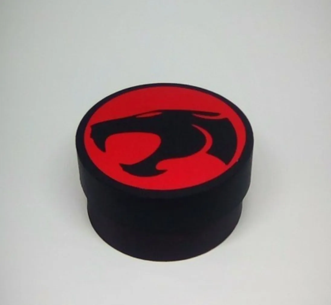 Alternativo: Embalagem de papel personalizada com o icônico logotipo vermelho e preto com a silhueta do olho de Thundera, apresentando linhas de vinco pontilhadas e abas laterais para colagem em arquivo digital de corte.