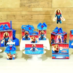 Arquivo de corte digital de caixa pirâmide nas cores azul, vermelho e dourado, com aplique em relevo da estrela de oito pontas da Capitã Marvel na frente.