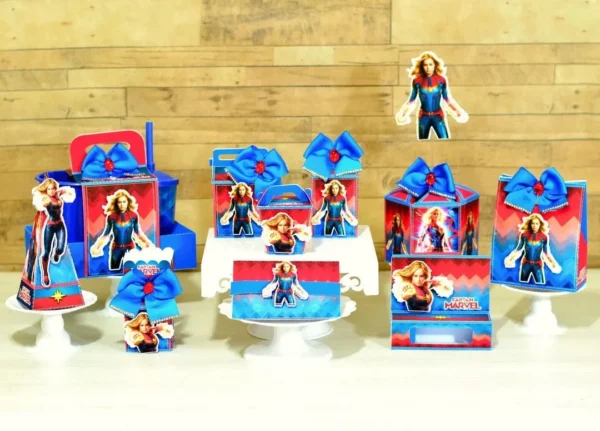 Arquivo de corte digital de caixa pirâmide nas cores azul, vermelho e dourado, com aplique em relevo da estrela de oito pontas da Capitã Marvel na frente.