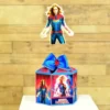 Arquivo de corte de caixa de papel sextavada com tampa piramidal, decorada com texturas de ficção científica e aplique da Capitã Marvel em pose de ação.