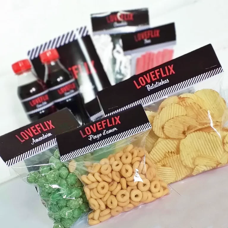 Embalagem de cesta estruturada vermelha e preta com logo Loveflix e divisórias para doces e refrigerante em papelaria personalizada.