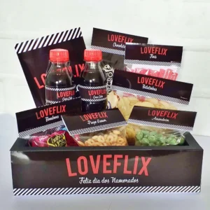 Cesta de presentes personalizada com o tema Loveflix, trazendo apliques de baldes de pipoca, corações e ingressos de cinema em camadas tridimensionais para decoração de dia dos namorados em arquivo digital de corte.
