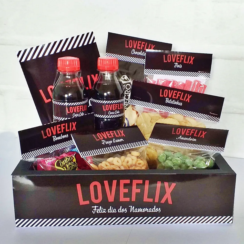 Cesta de presentes personalizada com o tema Loveflix, trazendo apliques de baldes de pipoca, corações e ingressos de cinema em camadas tridimensionais para decoração de dia dos namorados em arquivo digital de corte.