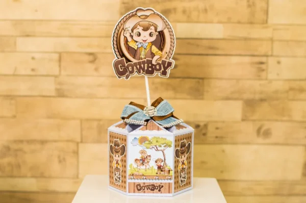 Topper de bolo com bota de couro, chapéu de cowboy e laço em camadas para decoração de festas.