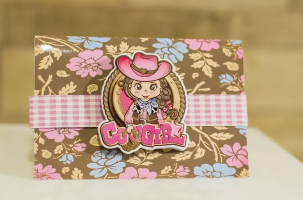 Enfeites, tags e embalagens de mimos de cowgirl nos formatos prontos Studio e PDF.