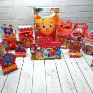 Topper de bolo infantil com o personagem Daniel Tigre sorrindo e acenando com a pata, usando seu casaco vermelho, cercado por notas musicais e folhas tropicais em camadas tridimensionais em arquivo digital de corte.