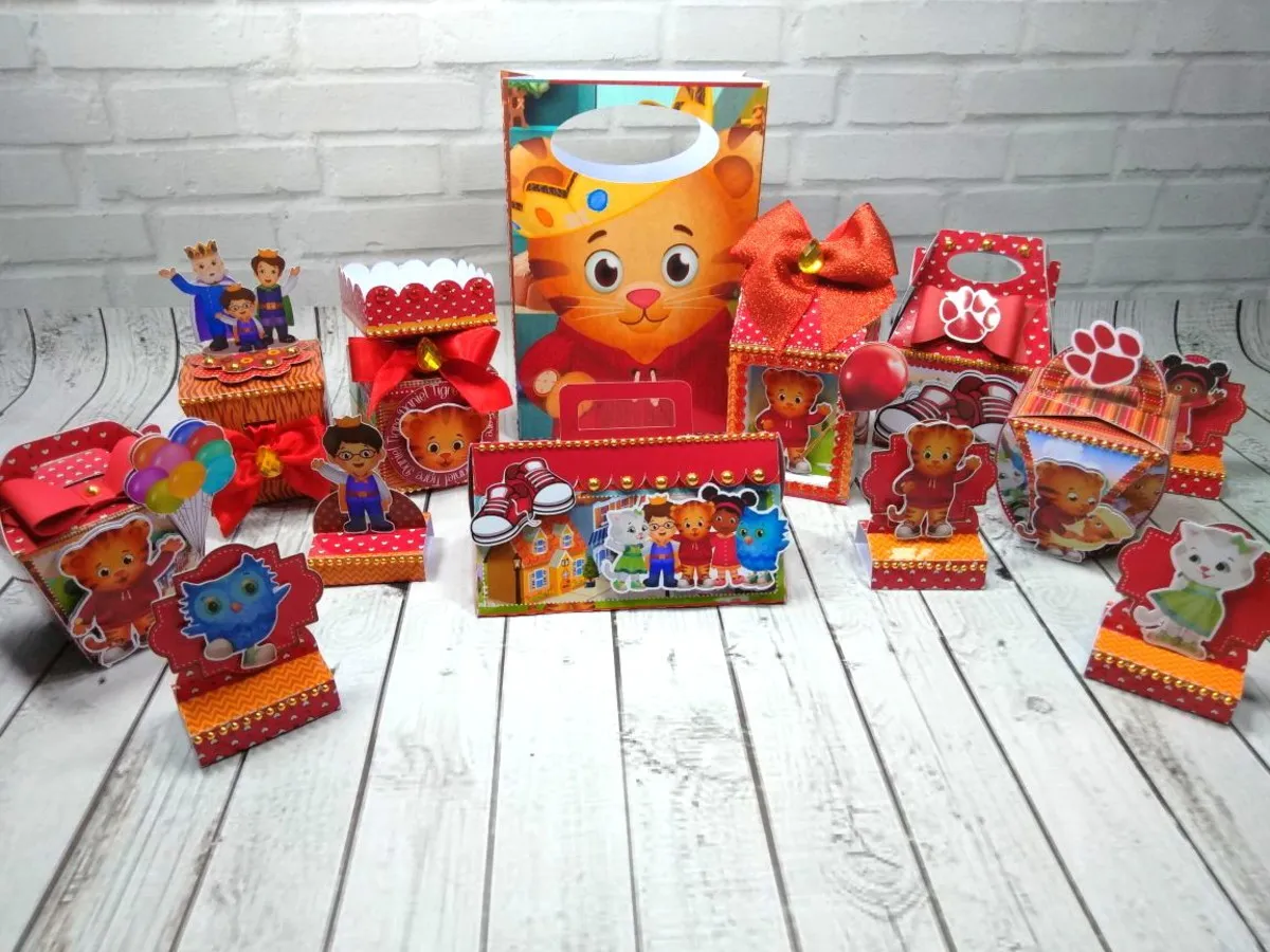 Topper de bolo infantil com o personagem Daniel Tigre sorrindo e acenando com a pata, usando seu casaco vermelho, cercado por notas musicais e folhas tropicais em camadas tridimensionais em arquivo digital de corte.
