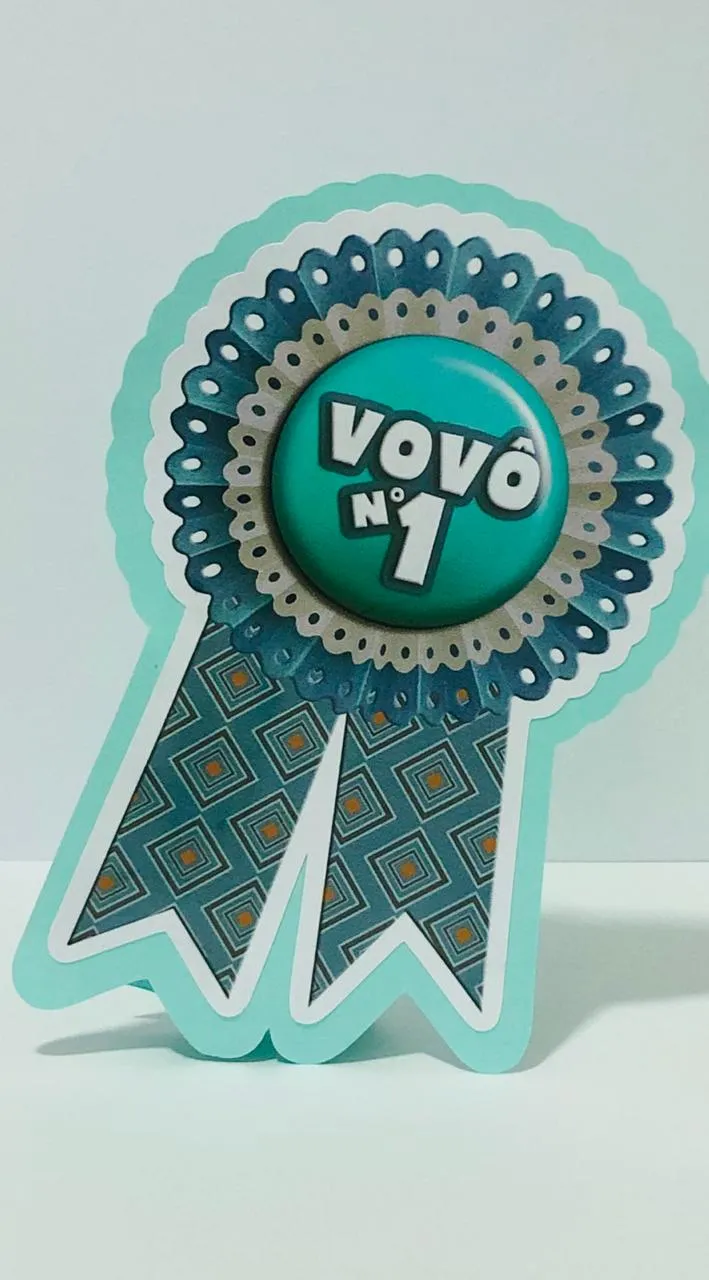 Topper de bolo com um brasão de super-herói estilizado com a letra V no centro, cercado por raios brilhantes amarelos, uma capa esvoaçante azul e estrelas em camadas tridimensionais em arquivo digital de corte.