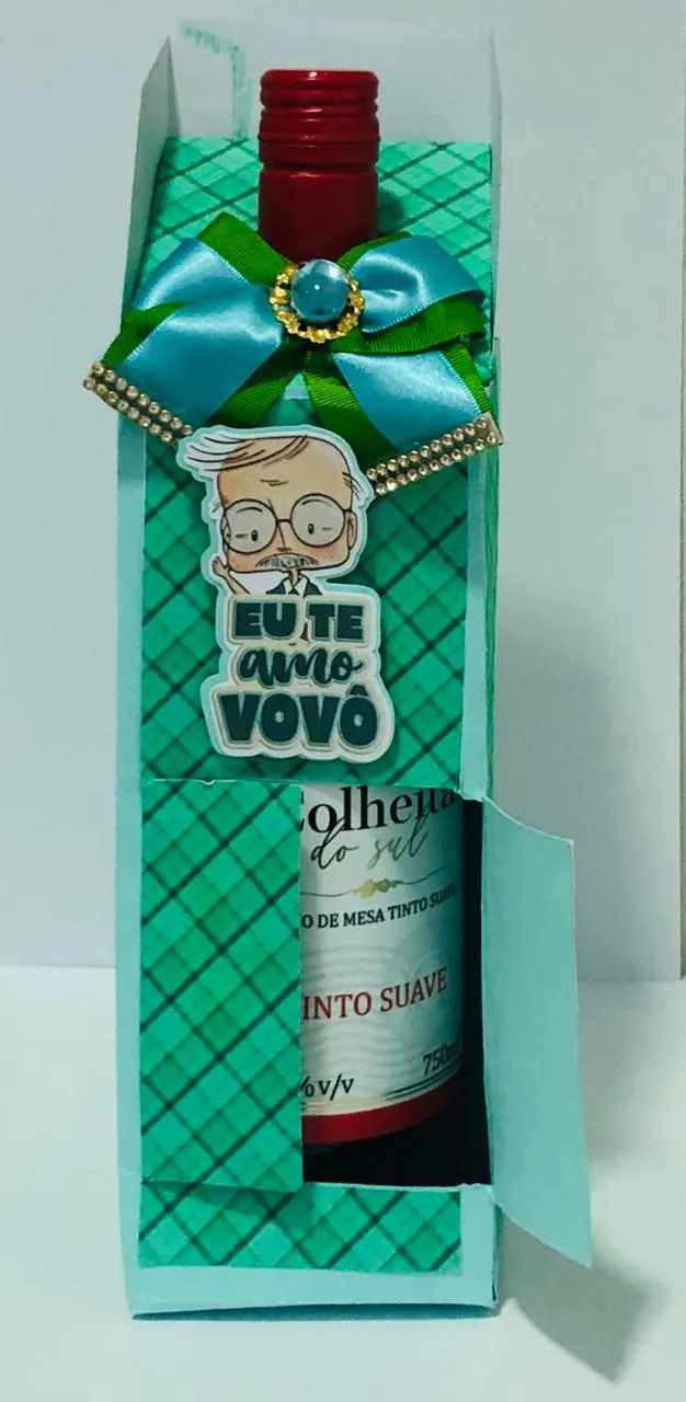 Topper de bolo com silhuetas de ferramentas vintage como martelo, chave de fenda e alicate cruzados, uma caixa de ferramentas de madeira e a frase O Melhor Avô do Mundo em camadas tridimensionais em arquivo digital de corte.