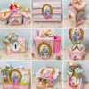 Topper de bolo em camadas com a personagem Alice sentada perto de cogumelos e relógios para decoração de festa de aniversário infantil.