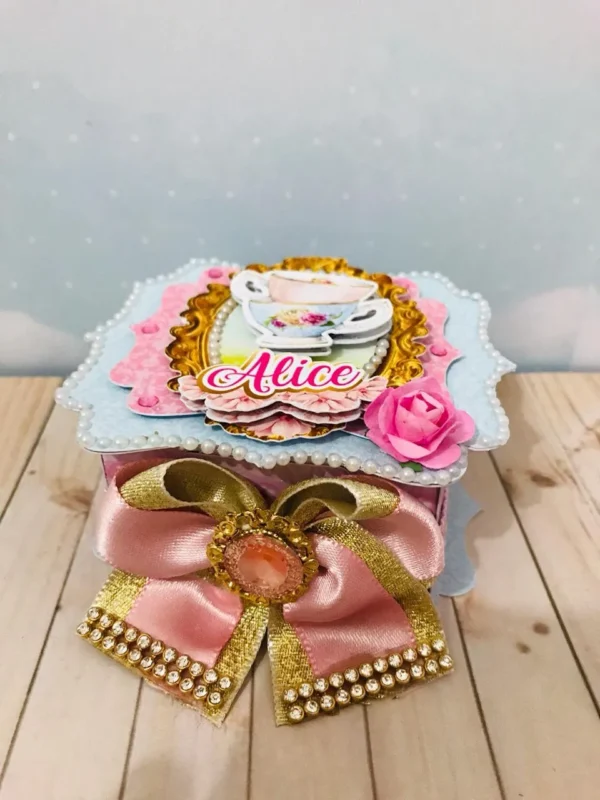 Kit digital de moldes com a personagem Alice para produção de lembrancinhas, mimos e toppers de bolo estruturados.