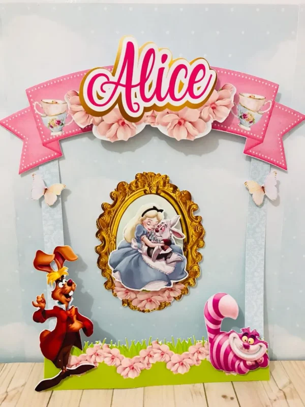 Arquivo digital para imprimir em casa e recortar manualmente itens de festa e toppers do tema Alice no País das Maravilhas.