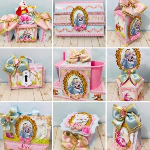 Topper de bolo em camadas com a personagem Alice sentada perto de cogumelos e relógios para decoração de festa de aniversário infantil.