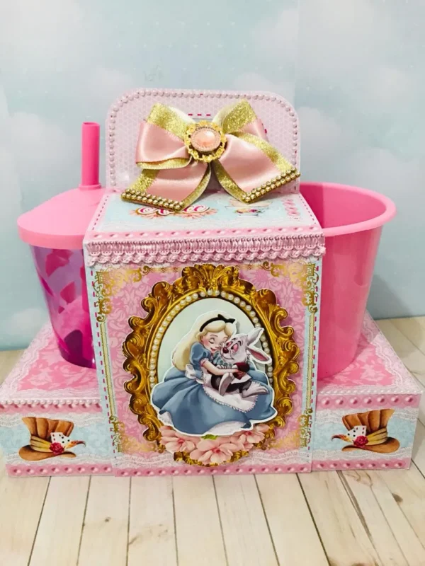 Elementos decorativos de xícaras de chá, bules e silhuetas da Alice para produção de lembrancinhas e mimos estruturados.