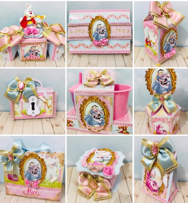 Topper de bolo em camadas com a personagem Alice sentada perto de cogumelos e relógios para decoração de festa de aniversário infantil.