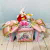 Topper de bolo com a personagem Alice, o Gato de Cheshire, o Coelho Branco e cartas de baralho em camadas tridimensionais para decoração de festa infantil em arquivo digital de corte.