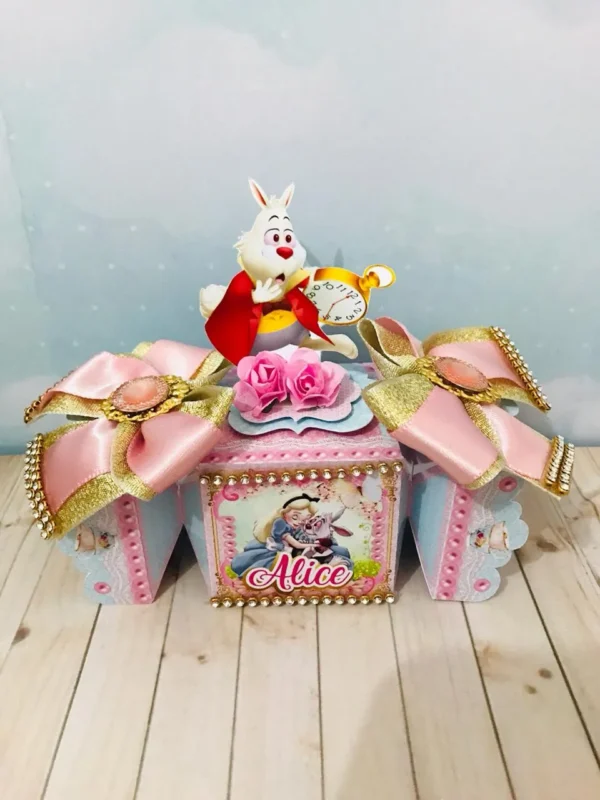 Topper de bolo com a personagem Alice, o Gato de Cheshire, o Coelho Branco e cartas de baralho em camadas tridimensionais para decoração de festa infantil em arquivo digital de corte.