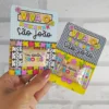 Molde em imagem de caixa pirâmide alongada simulando um balão junino tradicional, decorada com texturas de retalhos de chita e franjas de papel coloridas nas pontas.