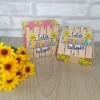 Molde digital de caixinha milk para imprimir com estampa de tecido xadrez caipira vermelho e amarelo, decorada com varal de bandeirinhas juninas na frente.