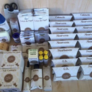 Caixa retangular organizadora para banheiro com divisórias internas e tampa articulada vazada em padrão de arabescos, trazendo um brasão central clássico com contornos delicados dispostos em camadas tridimensionais em arquivo digital de corte.