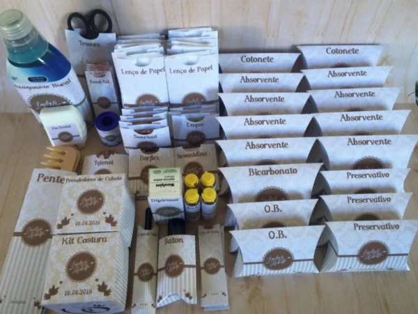 Caixa retangular organizadora para banheiro com divisórias internas e tampa articulada vazada em padrão de arabescos, trazendo um brasão central clássico com contornos delicados dispostos em camadas tridimensionais em arquivo digital de corte.