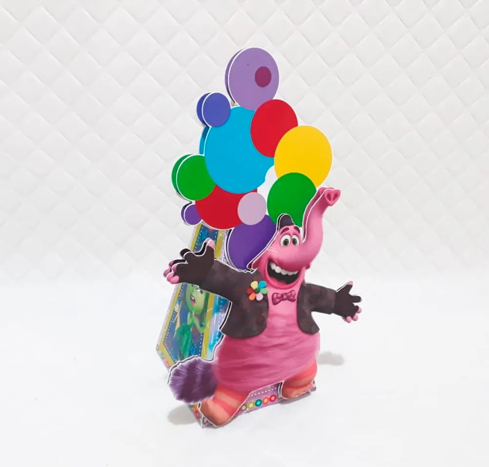 Topper de bolo com a personagem Ansiedade expressiva em tons de laranja vibrante, segurando pequenas malas de viagem texturizadas sob um fundo de linhas geométricas em camadas tridimensionais em arquivo digital de corte.