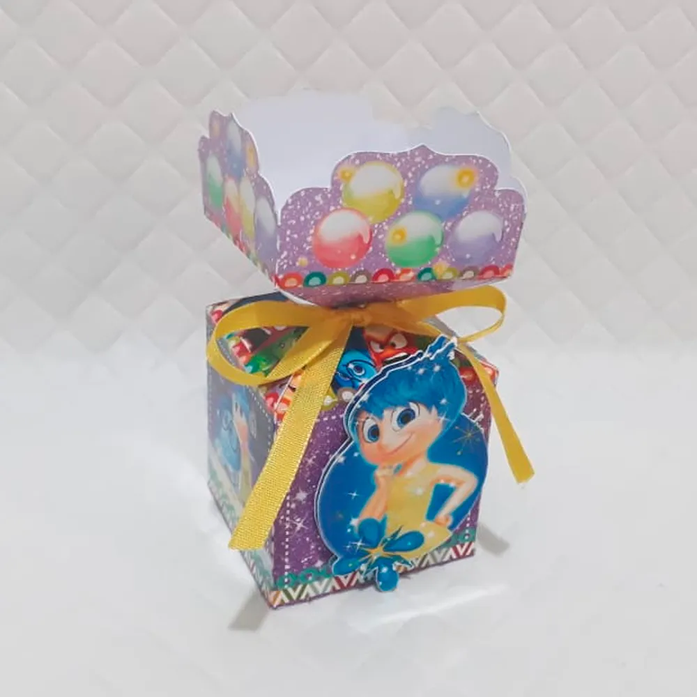 Topper de bolo destacando os novos sentimentos Ansiedade com cabelos espetados, Inveja, Tédio e Vergonha posicionados em uma moldura circular moderna e colorida em camadas tridimensionais em arquivo digital de corte.