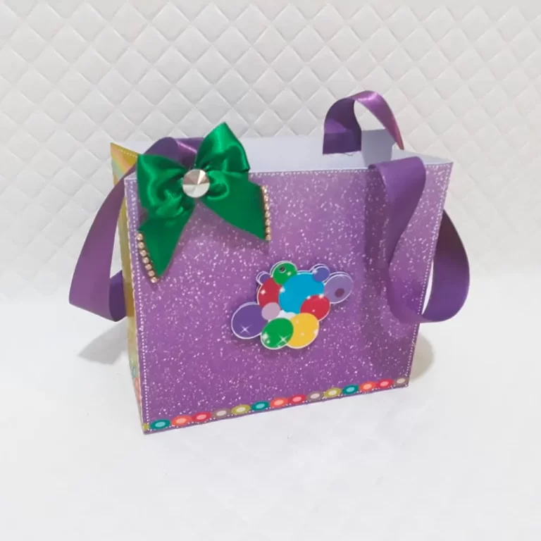 Topper de bolo minimalista com o letreiro do nome do aniversariante cercado por dezenas de esferas de memórias transparentes coloridas em degradê tridimensional em arquivo digital de corte.