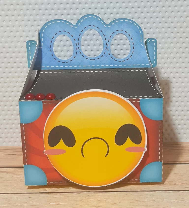 Topper de bolo para decoração de festas com o tema Emojis em formato Studio e PDF.