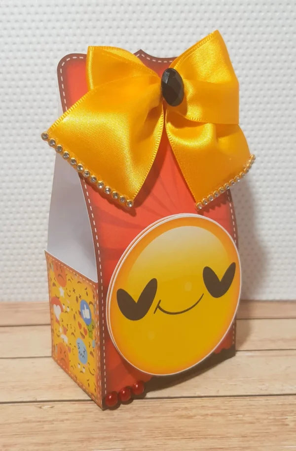 Kit digital de decoração para festas com topper e temas das carinhas de Emojis.