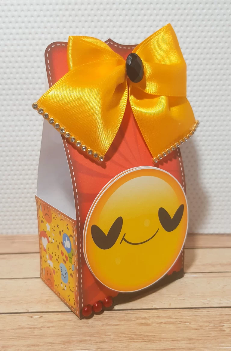 Kit digital de decoração para festas com topper e temas das carinhas de Emojis.