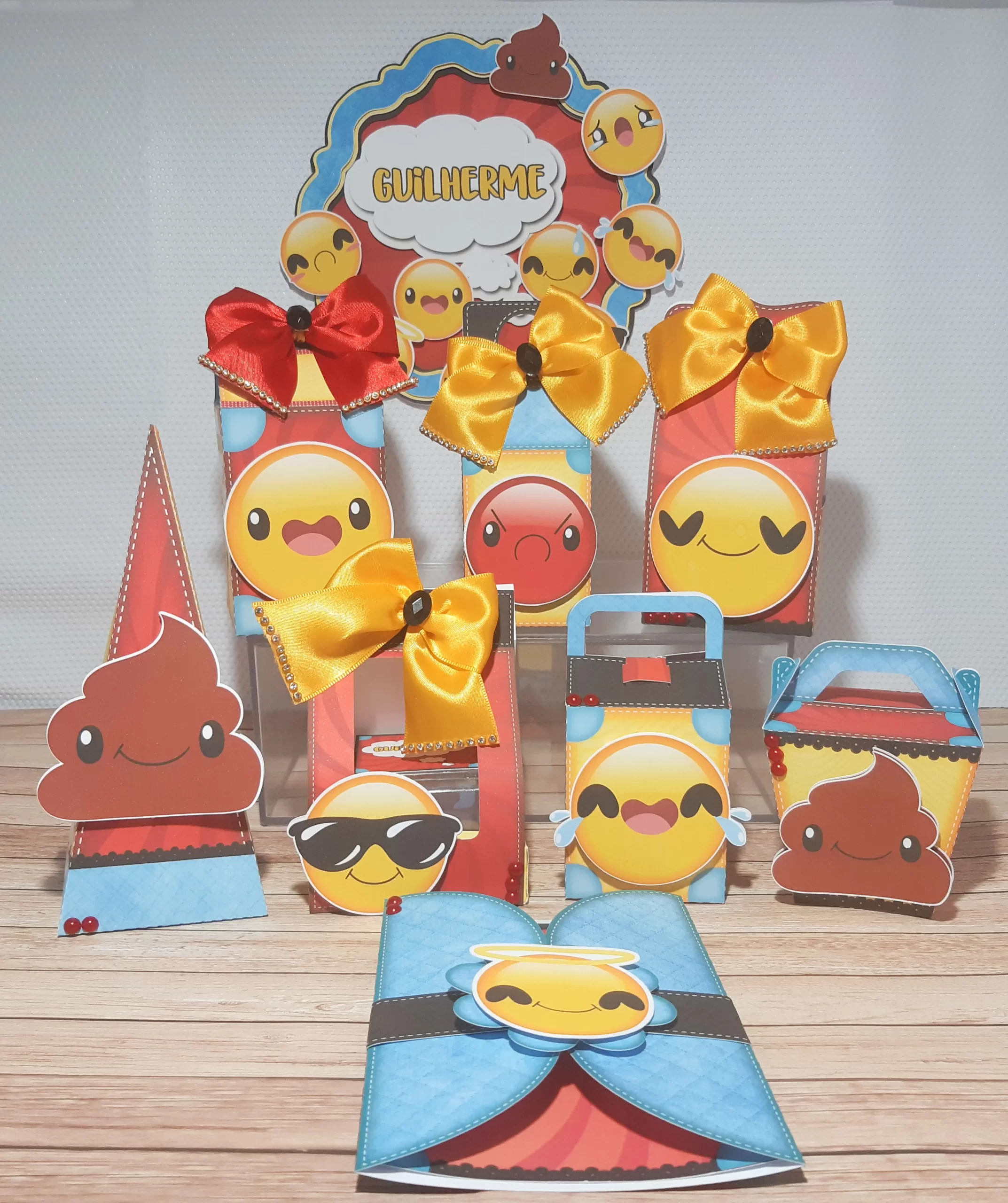 Decoração de festa infantil tema Emojis com topper de bolo personalizado em arquivo de corte.