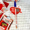 Embalagem de papel em formato de caixa milk decorada com batimentos cardíacos vermelhos, jaleco e símbolos de medicina, contendo linhas de vinco pontilhadas e abas de colagem em arquivo digital de corte.