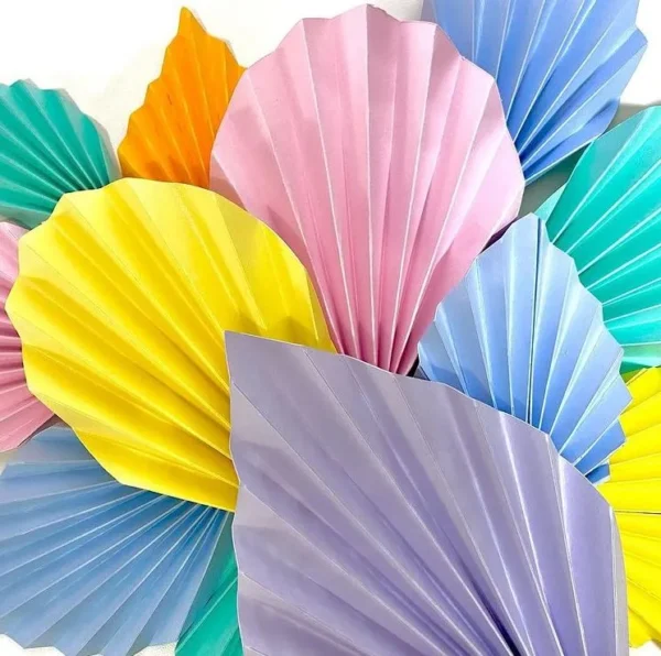 Arquivo de corte digital de folhas plissadas de papel com efeito sanfonado e dobras geométricas estruturadas, ideais para compor arranjos florais de topo de bolo e painéis.