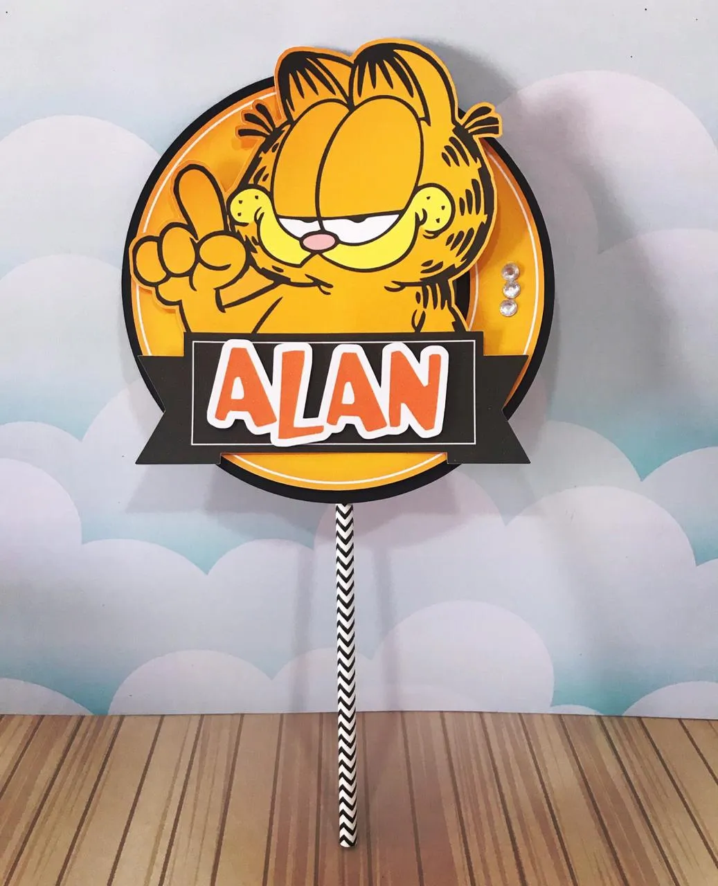 Enfeites, tags e embalagens de mimos do Garfield nos formatos prontos Studio, PNG e PDF.