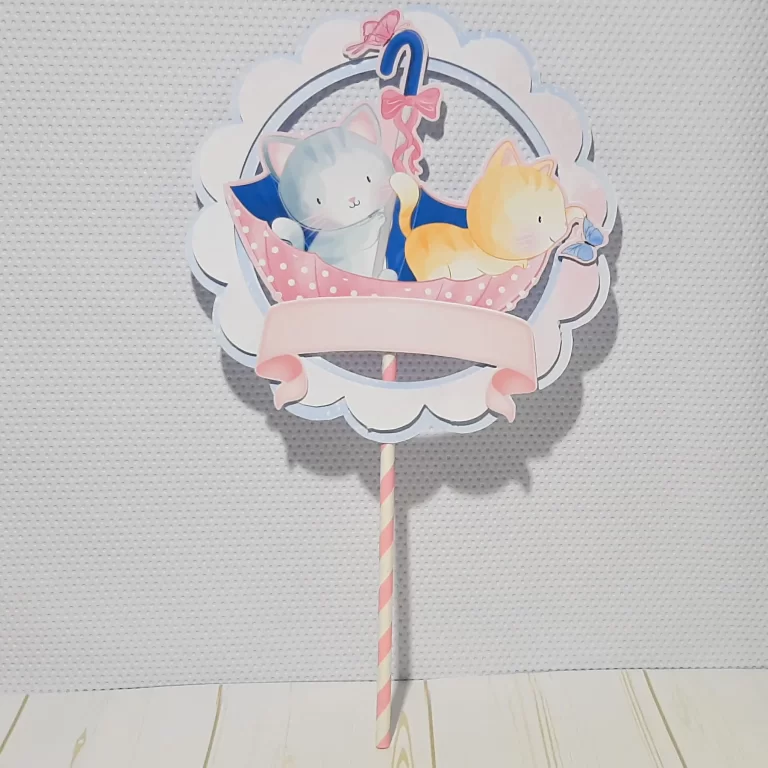 Topper de bolo com gato brincando e silhuetas de gatinhos em camadas para decoração de festas.