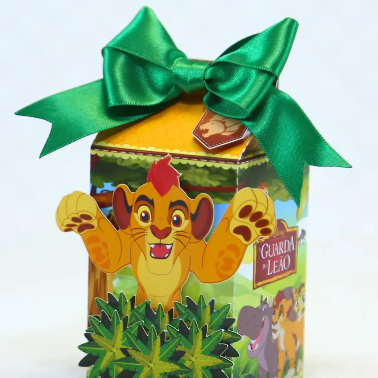 Topper de bolo em camadas do personagem Kion e escudo da Guarda do Leão para decoração de festa de aniversário.