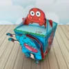 Elementos digitais para topo de bolo com o tema Gumball, exibindo a casa da família Watterson, uma nuvem alegre com arco-íris e faixa para nome com apliques dos personagens.
